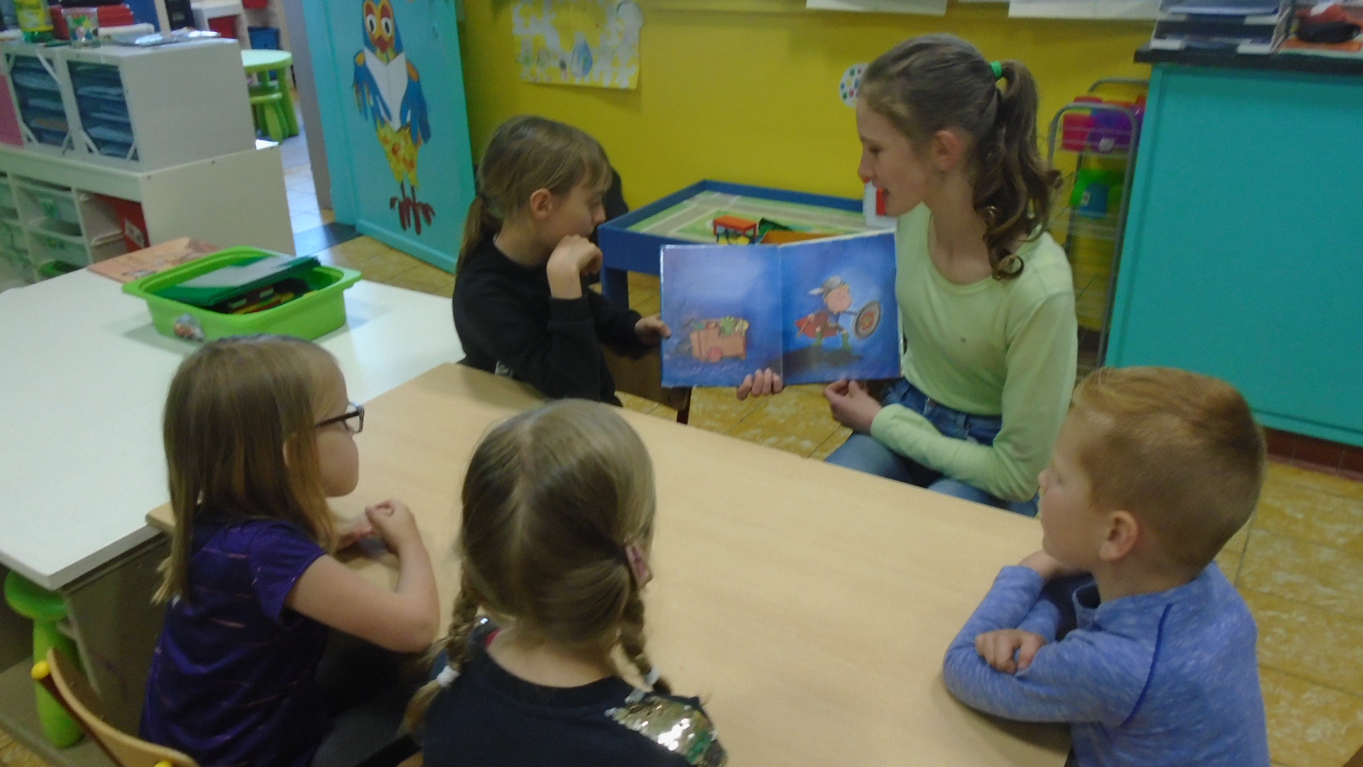 Leerlingen 6A komen voorlezen bij de kleuters van Stotert